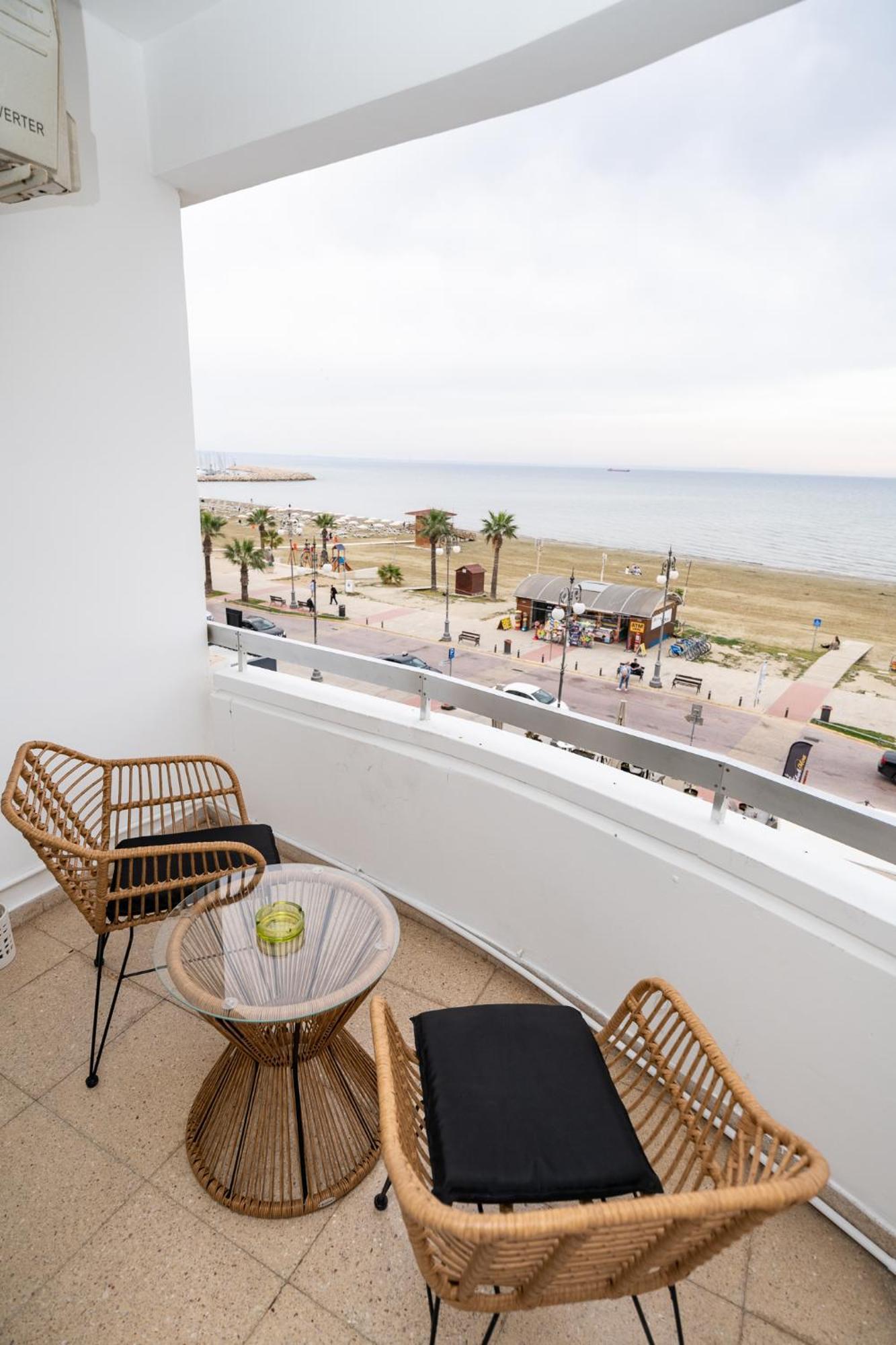 Lazuli Sea View Beachfront Ap 21 Larnaca Esterno foto